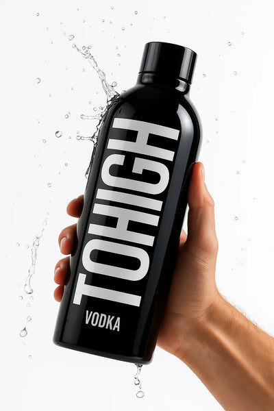 TOHIGH Premium Vodka schwarze Flasche in der Hand mit Wasserspritzern im Hintergrund