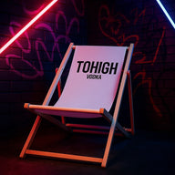 weisser TOHIGH Beachstuhl mit schwarzem Logo – stylischer Faltstuhl für Festival, Garten oder Strand.
